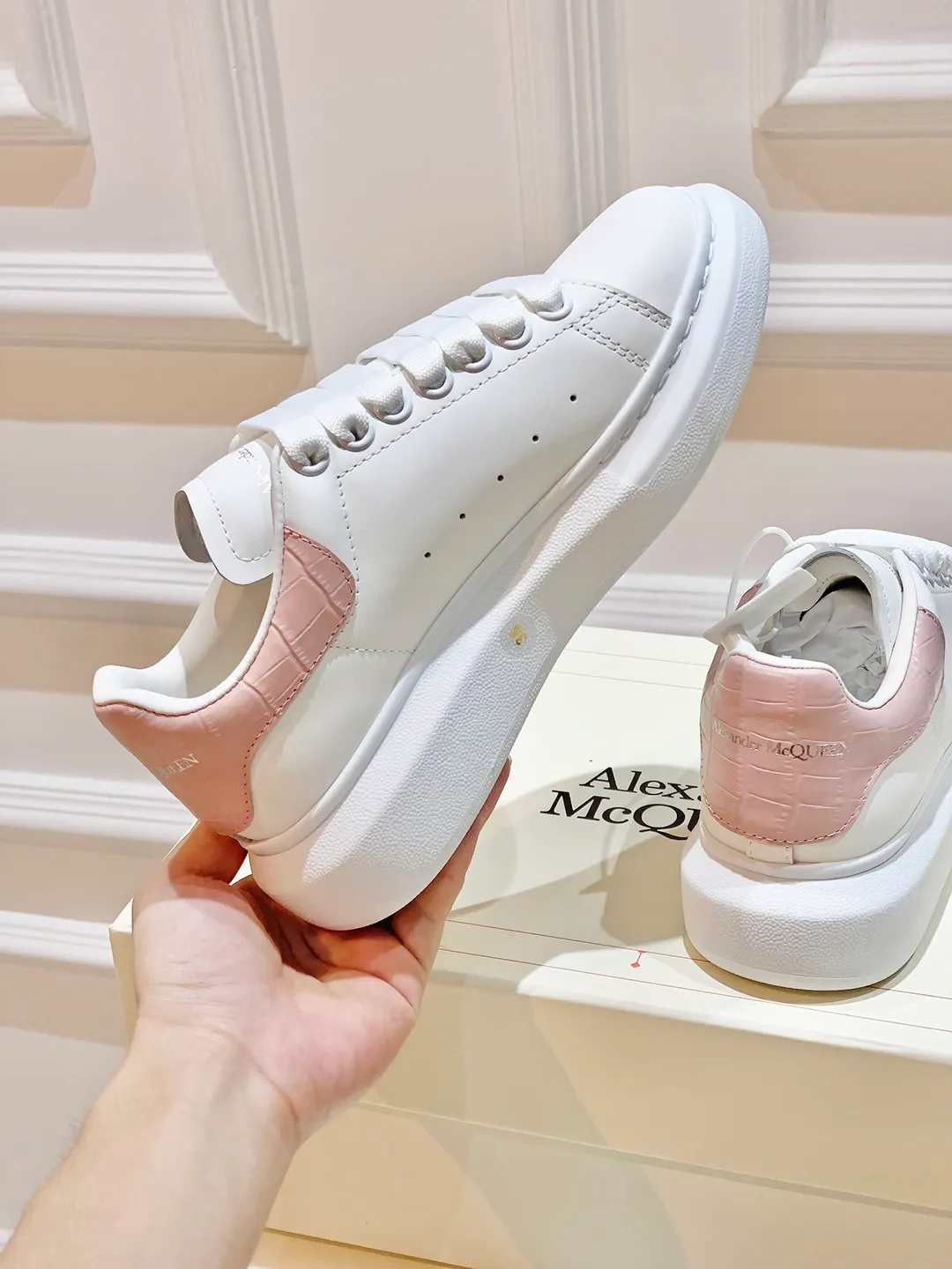 👟👟Ex-factory price 560👟👟 𝐀𝐥𝐞𝐱𝐚𝐧𝐝𝐞𝐫 𝐌𝐜𝐐𝐮𝐞𝐞𝐧A must-have for going out ~ full of confidence. McQueen white shoes are versatile and can instantly elongate your proportions. The long legs that fill the screen make you confident, sweet and cool, and can be controlled by both male and female gods, making you look better as you wear them. ⭐Shoe upper material: first-layer cowhide ⭐Shoe lining material: sheepskin ⭐Available sizes: 35-40, male 39-45 (female 40, male 45 customized)